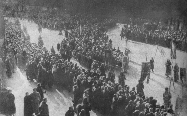 Image - A burial of students who perished at the Battle of Kruty (Kyiv, May 1918). 